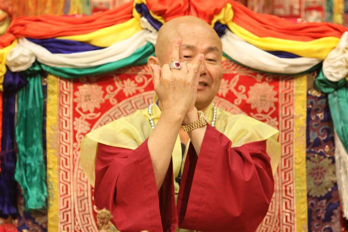 Guru Performs Shakyamuni Mudra1a