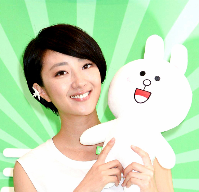 台灣藝人桂綸鎂日前在台北出席代言的免費行動通訊App「LINE」舉辦的「My LINE Story」故事小屋體驗活動，並與LINE貼圖中的角色看板在故事小屋中合影拍照。p1027-a5-04a